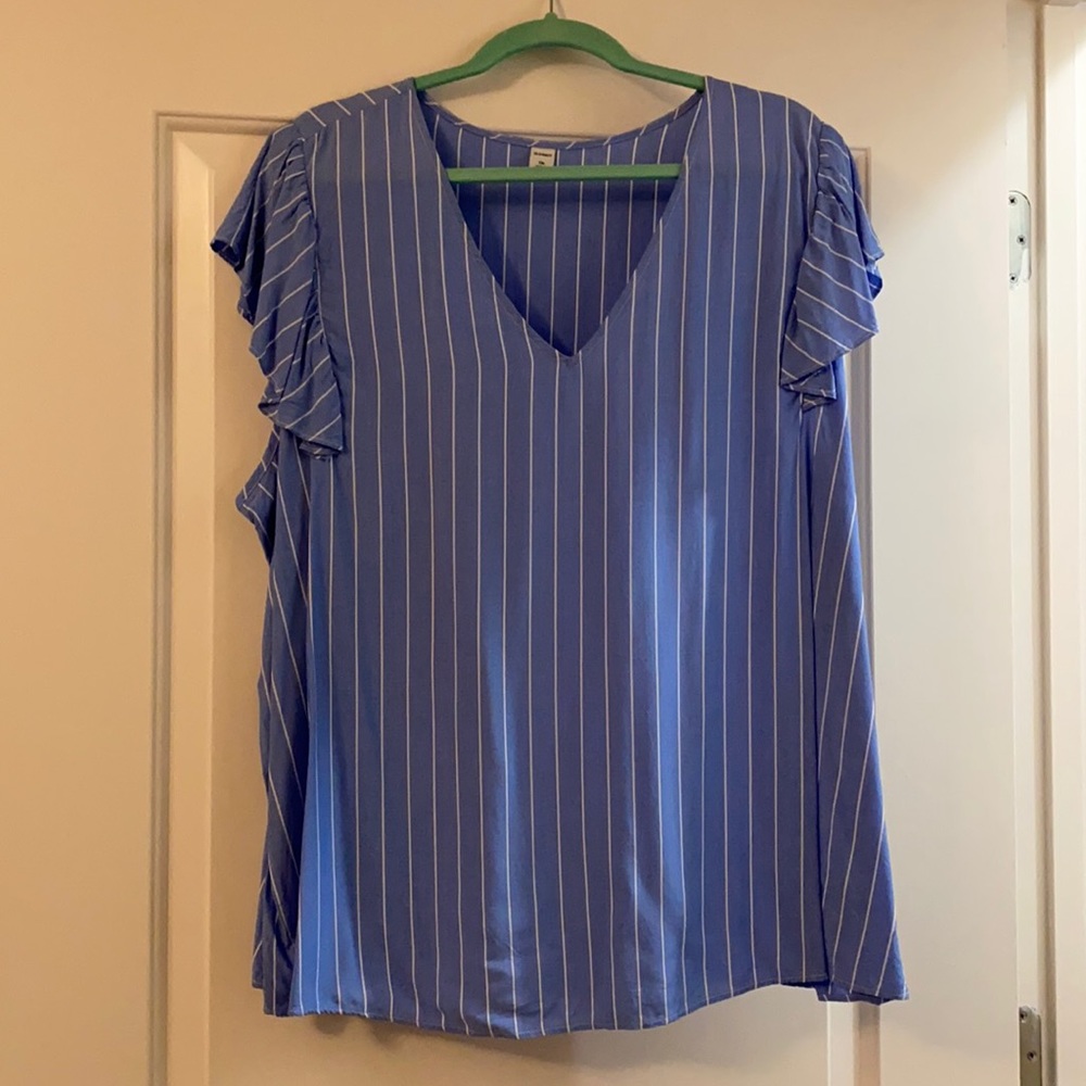 Old navy top with ruffle sleeves